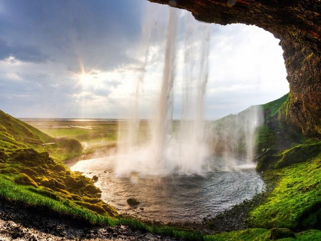 Thác nước Seljalandsfoss, Iceland xứng đáng là địa điểm đẹp như chốn thần tiên. Từ độ cao 60 mét, dòng thác trắng xóa đổ xuống hồ nước phía dưới tạo nên vẻ đẹp như hư như thực.