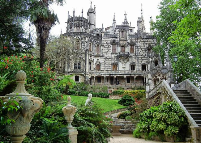 Lâu đài Quinta da Regaleira, Sintra, Bồ Đào Nha làm ngây ngất lòng người bởi vẻ đẹp hoành tráng, ấn tượng. Bạn sẽ được thăm quan cung điện, khu vườn được tỉa tót công phu, hang động, hồ phun nước và các giếng sâu xoắn hình trôn ốc độc đáo.