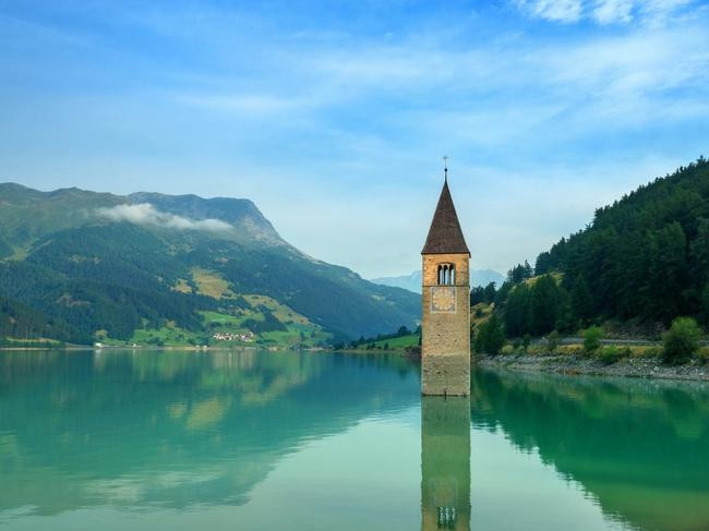 Nhà thờ ở hồ Reschen, South Tyrol, Ý trông giống nơi ở của nàng công chúa tóc mây Rapunzel. Lòng hồ xưa kia có các ngôi làng, thị trấn nhưng chúng đều bị ngập lụt khi một con đập được xây dựng gần đó.