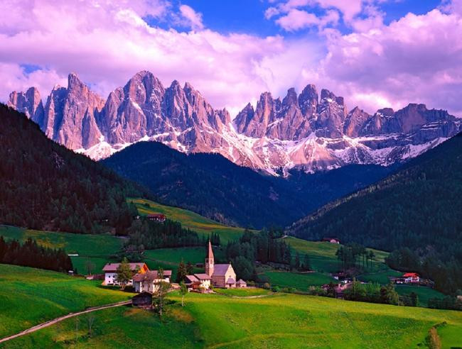 Công viên tự nhiên Puez-Geisler ở phía Đông Bắc Italy đúng là chốn thần tiên trên mặt đất. Đồng cỏ xanh ngắt bao la, những đỉnh núi xám nhọn hoắt và một nhà thờ xinh xắn ẩn hiện giữa những ngọn núi.