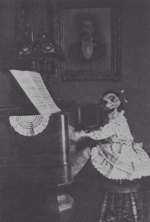 Bức ảnh con rối chơi piano khiến nhiều người giật mình vì quá đáng sợ.
