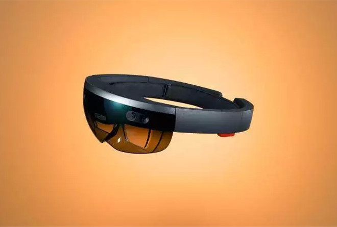Kính thực tế ảo Hololens. Đây là một sản phẩm công nghệ cao của Microsoft. Sở hữu chiếc kính này, NASA có thể mô phỏng địa hình trên sao Hỏa và sinh viên y khoa có thể thoải mái mổ xẻ một cơ thể ảo để nghiên cứu. Bên cạnh đó, còn rất nhiều ứng dụng tuyệt vời của Hololens đang được khám phá.