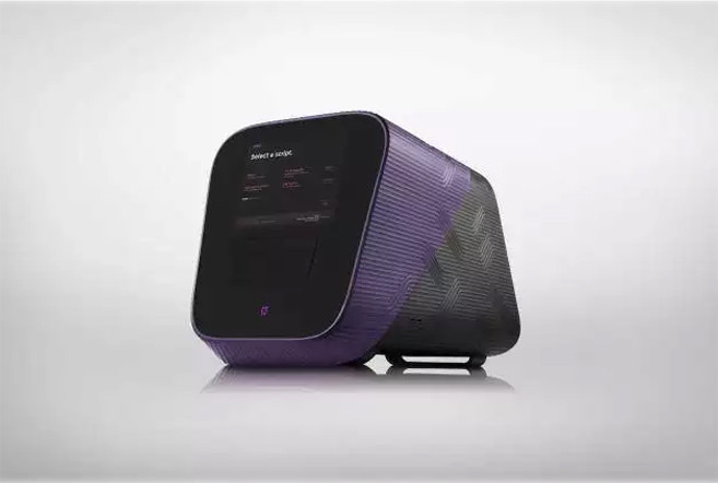 Thiết bị có tên là Desktop DNA Lab này sẽ rút ngắn thời gian xét nghiệm DNA xuống còn ba giờ, giúp ích rất nhiều trong y học. Bên cạnh đó, thiết bị nhỏ gọn này có thể làm một số phân tích quan trọng, giúp tìm nhà tài trợ xương, tủy, nghiên cứu các bệnh di truyền và rất nhiều ứng dụng có ích khác.