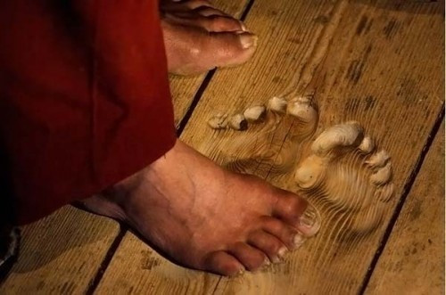 Nhà sư Trung Quốc này đã ngồi cầu nguyện trong suốt 12 năm tại cùng một vị trí và tạo nên vết lõm thần thánh này.
