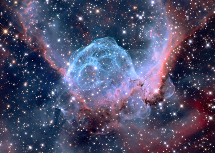 Năm nay, hình ảnh của tinh vân "Thor's Helmet" hay còn gọi là tinh vân "Chiếc mũ của thần Thor" đã lọt top ảnh thiên văn kỳ thú nhất năm 2015. Tinh vân này có số hiệu là NGC 2359, là một tinh vân phát xạ. Ở trung tâm tinh vân là một ngôi sao kiểu Wolf-Rayet, một ngôi sao khổng lồ có nhiệt độ bề mặt cực cao. Hình ảnh được chụp tại núi Lemmon SkyCenter ở Arizona và phát hành ngày 3/1/2015.