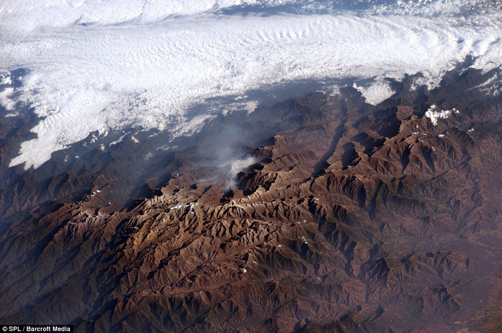 Một cái nhìn cận cảnh của các dãy núi nhấp nhô, khô cằn ở Sierra Nevada de Santa Marta, Colombia.