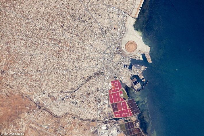 Các ao muối đỏ và công trình Trái đất tròn ở Sfax Tunisia là một điểm nhấn đặc biệt ở khu vực này khi Trạm vũ trụ quốc tế ISS bay ngang qua.