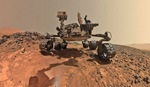 Xe tự hành-robot Curiosity đã định cư trên sao Hỏa được 3 năm. Để ăn mừng sự kiện này, anh chàng cứng cỏi Curiosity đã chụp lại những bức ảnh tự sướng và gửi về Trái Đất.