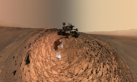 Curiosity và chặng đường cô đơn giúp con người tìm ra sự sống ngoài hành tinh đã chụp ảnh tự sướng kỷ niệm.