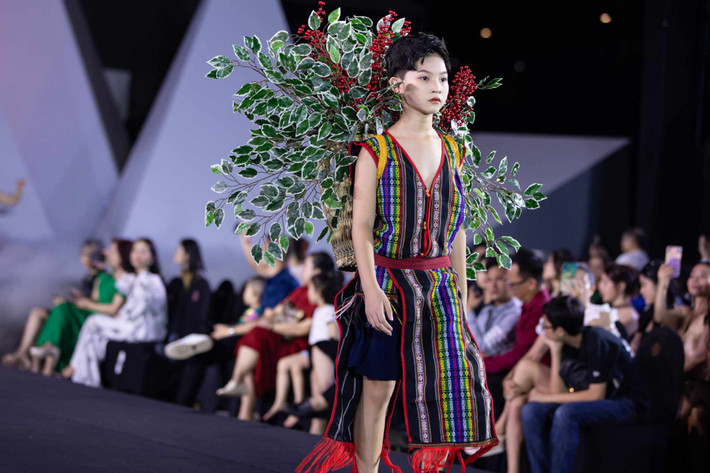 Tham dự chương trình, quán quân So You Think You Can Model Phong Thiên một lần nữa tỏa sáng.