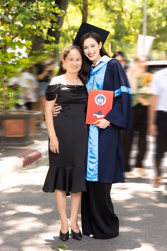 Trong 4 năm học Luật kinh doanh tại NEU, Đỗ Thị Hà luôn cố gắng hoàn thành chương trình học và đảm nhận cương vị Hoa hậu Việt Nam (trong nhiệm kỳ) cũng như các hoạt động giải trí sau khi nhường lại ngôi vị hoa hậu cho người kế nhiệm là Huỳnh Thị Thanh Thủy.