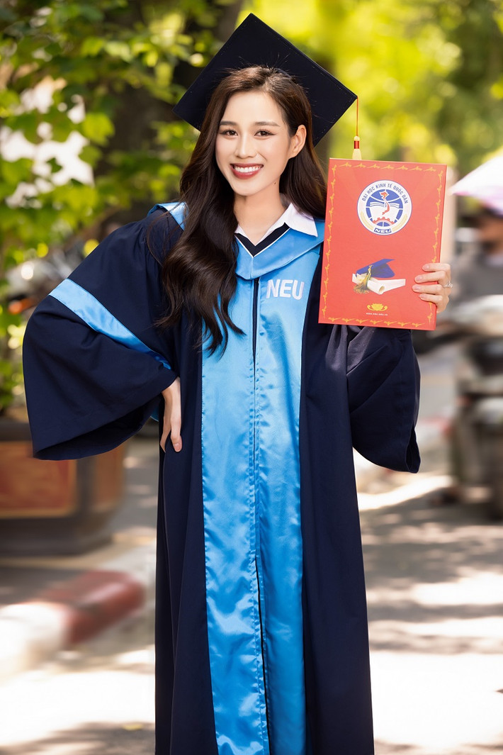 Ngày 30/8, Hoa hậu Đỗ Thị Hà chia sẻ hình ảnh cô tốt nghiệp và nhận bằng cử nhân chuyên ngành Luật kinh doanh ở trường Đại học Kinh tế Quốc dân (NEU).