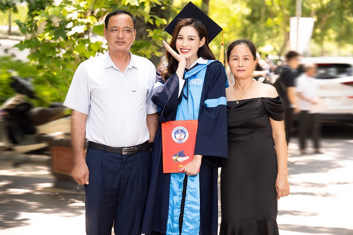 Nàng hậu nhận được nhiều lời khen vì vẫn hoàn thành chương trình học đúng hạn.