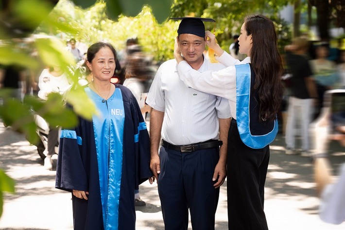 “Nhiều khi tôi vừa diễn xong tại TP HCM đã phải ra sân bay để kịp buổi thi vào ngày hôm sau tại trường ở Hà Nội. Dù mệt nhưng tôi luôn cố gắng vì hiểu học tập là công việc của cả đời và gia đình tôi cũng rất coi trọng điều đó”, Đỗ Hà chia sẻ.