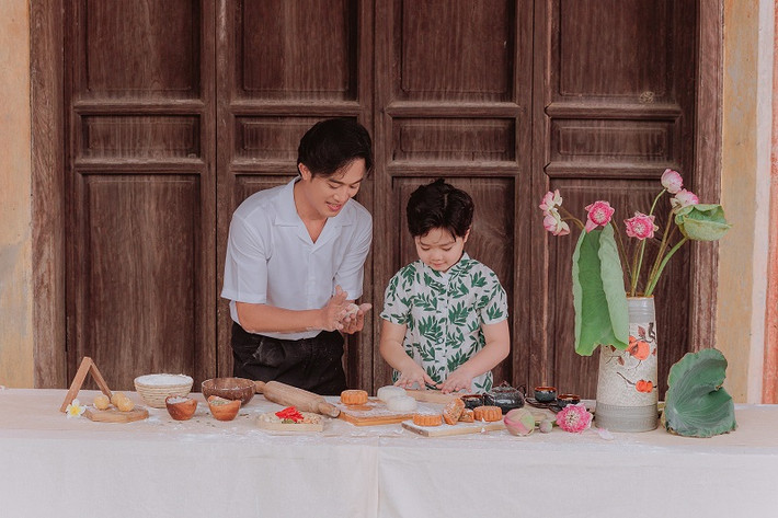Chia sẻ về bộ ảnh, Gia Nghĩa cho biết em đã trải qua một ngày rất vui và ý nghĩa. Sau khi cởi bỏ trang phục múa lân, em được cùng bố Doãn Quốc Đam và ê-kip làm bánh Trung thu, quây quần ăn bánh, ghi lại những bức hình kỷ niệm. Với Gia Nghĩa, đây là những giây phút tuyệt vời trước khi em bước vào năm học mới cũng như những dự án nghệ thuật tiếp theo.