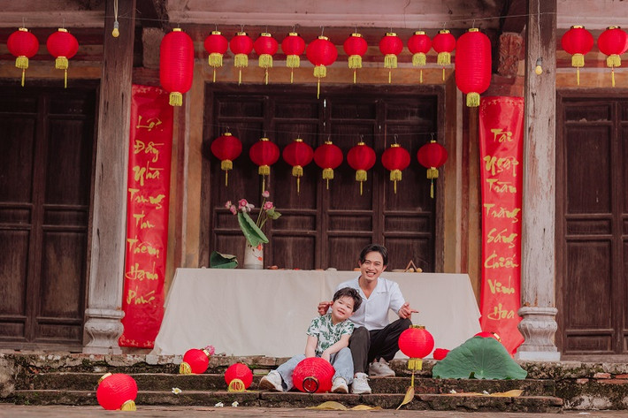 Là “nghệ sĩ múa lân không chuyên”, Doãn Quốc Đam rất tâm huyết với việc bảo tồn những nét đẹp Trung thu truyền thống. “Tôi muốn giữ lại những ngày Trung thu xưa, khi những gia đình quây quần làm bánh, rước đèn, xem múa lân, thay vì ngồi cùng nhau cầm điện thoại, ipad, chơi điện tử. Trẻ con khi ấy được quây quần làm nhân bánh, chờ đợi ăn chiếc bánh trung thu, cầm lồng đèn đi chơi khắp xóm, những chiếc đầu lân do cả xóm góp tiền mua, lấy tấm vải đặt vào đơn giản thôi nhưng đầy ắp tiếng cười”, nam diễn viên tâm sự.