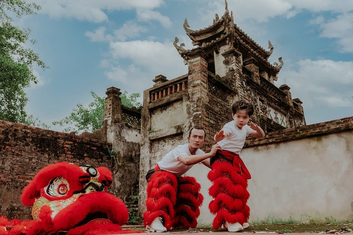 “Tiếng trống, tiếng reo hò của mọi người xung quanh, những động tác của chú lân hòa quyện vào nhau tạo nên một cảm xúc đặc biệt trong tôi. Cũng bởi vậy, tôi tự xem người ta biểu diễn, tìm video rồi tập theo. Dần dần, được mọi người “tín nhiệm”, vào mỗi dịp Trung thu, tôi vẫn cùng những người bạn biểu diễn cho mọi người xem. Chứng kiến những nụ cười, ánh mắt hạnh phúc của các em nhỏ vây quanh, tôi rất hạnh phúc”, nam diễn viên chia sẻ.