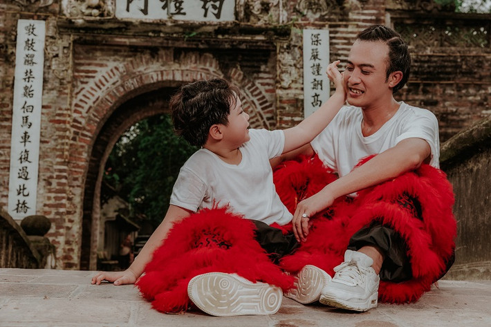 Mới đây, nam diễn viên Doãn Quốc Đam và Gia Nghĩa – cậu bé đảm nhận vai bé Long - con trai Thành trong bộ phim “Gia đình mình vui bất thình lình” đã thực hiện bộ ảnh mới mang chủ đề Tết Trung thu truyền thống.