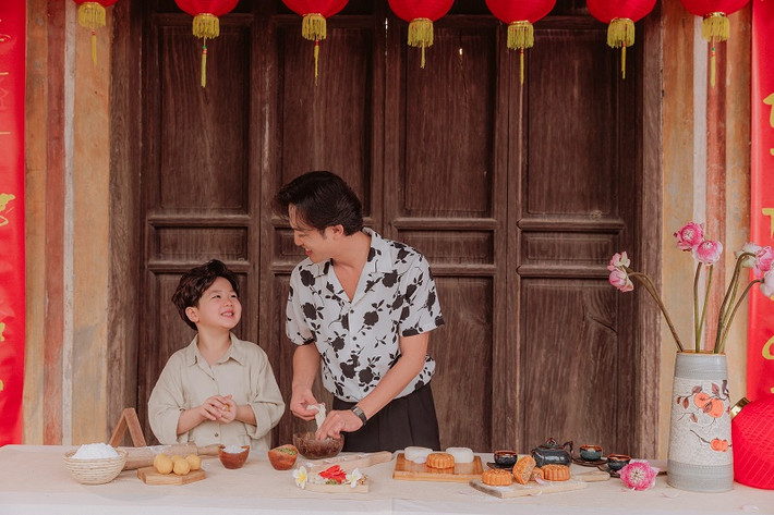 Trong bộ ảnh, Doãn Quốc Đam kết hợp cùng Gia Nghĩa – cậu “con trai” trong bộ phim “Gia đình mình vui bất thình lình”.