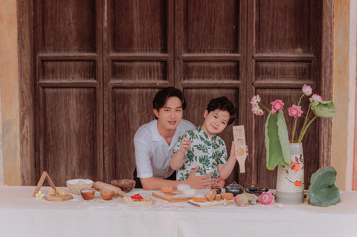 Dù yêu quý Gia Nghĩa, nhưng Doãn Quốc Đam không đưa ra những lời khuyên về diễn xuất cho cậu nhóc. Doãn Quốc Đam khẳng định: “Tôi không muốn nói “Con phải thế này, con phải thế kia”, tốt hơn hết là cứ để Gia Nghĩa phát triển tự nhiên, cậu bé đã có năng khiếu sẵn rồi. Những lúc nghỉ giữa các cảnh quay, hai bố con thường trêu đùa với nhau để con đỡ mệt mỏi, con có cảm giác gần gũi, thoải mái. Đôi khi tôi cũng kể vài câu chuyện vui để con dễ dàng lấy cảm xúc”.