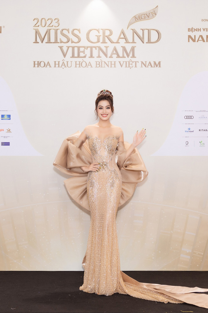 Á hậu Minh Thư khoe sắc trên thảm đỏ với bộ đầm tôn dáng.
