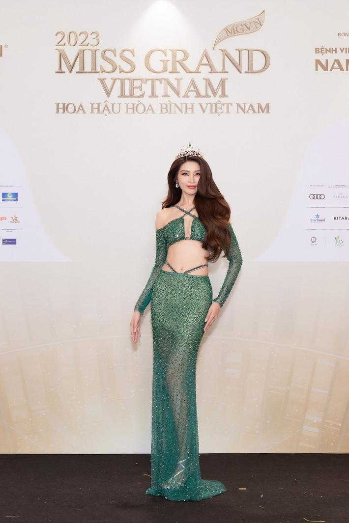 Cùng với Thiên Ân, 4 á hậu Miss Grand Vietnam 2022 cũng nhận được nhiều sự chú ý. Chế Nguyễn Quỳnh Châu diện trang phục gợi cảm khoe eo thon.