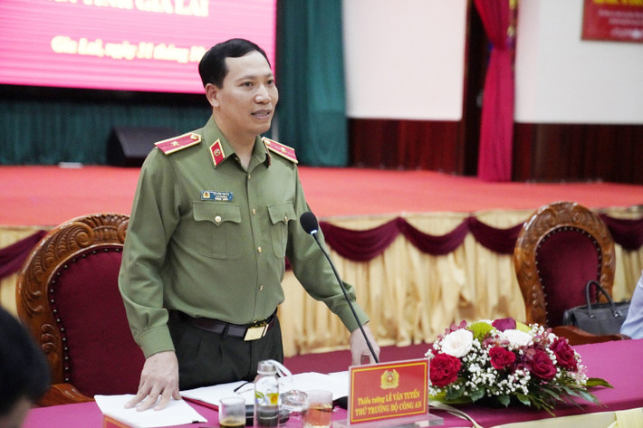 Trong quá trình công tác, ông Lê Văn Tuyến đã đảm nhiệm các chức vụ: Phó Trưởng phòng, Trưởng phòng, Phó Cục trưởng Cục Tham mưu thuộc Tổng cục Chính trị Công an nhân dân; Giám đốc Công an tỉnh Đắk Nông; Giám đốc Công an tỉnh Đắk Lắk.