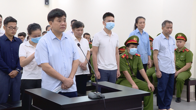 Vụ án nâng khống giá cây xanh: Ngày 28/8, TAND TP Hà Nội tuyên phạt bị cáo Nguyễn Đức Chung, cựu Chủ tịch UBND TP Hà Nội) 18 tháng tù giam về tội “Lợi dụng chức vụ quyền hạn trong khi thi hành công vụ”. Tổng hợp với 12 năm tù của ba bản án đã tuyên trước đó, ông Chung phải chịu 13 năm 6 tháng tù. Các bị cáo còn lại nhận từ 24 tháng tù treo đến 8 năm tù giam.