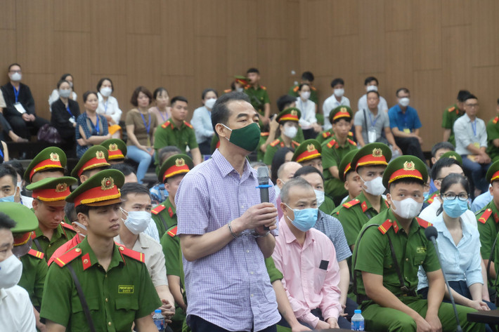Theo bản án sơ thẩm, quá trình cấp phép các chuyến bay, phê duyệt cách ly tại địa phương và giải quyết vụ án, từ tháng 9/2020 đến tháng 12/2022, 25 bị cáo đã lợi dụng chức vụ, quyền hạn, nhiệm vụ được giao để nhận hối lộ tổng cộng gần 165 tỷ đồng và lợi dụng chức vụ, quyền hạn trong khi thi hành công vụ, gây thiệt hại hơn 10 tỷ đồng. 23 bị cáo là đại diện các doanh nghiệp đã đưa hối lộ hơn 226 tỷ đồng, 4 cá nhân môi giới hối lộ hơn 74 tỷ đồng và lừa đảo chiếm đoạt số tiền gần 25 tỷ đồng.