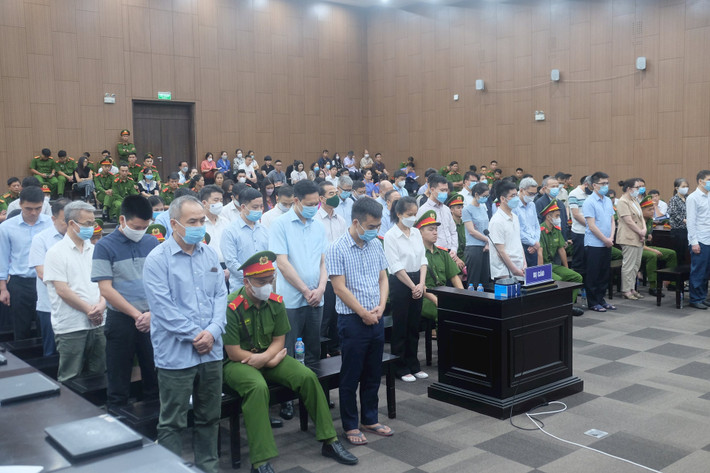 Xét xử 54 bị cáo vụ chuyến bay giải cứu: Từ ngày 11 đến 28/7, TAND TP Hà Nội đã xét xử sơ thẩm và tuyên án 54 bị cáo trong vụ chuyến bay giải cứu, trong đó có 21 người bị xét xử về tội nhận hối lộ. HĐXX đã tuyên 4 bị cáo mức tù chung thân, các bị cáo còn lại nhận mức án từ 15 tháng tù treo đến 18 năm tù giam về 5 tội danh: "Đưa hối lộ", "Nhận hối lộ", "Môi giới hối lộ", "Lừa đảo chiếm đoạt tài sản" và "Lợi dụng chức vụ, quyền hạn trong khi thi hành công vụ".