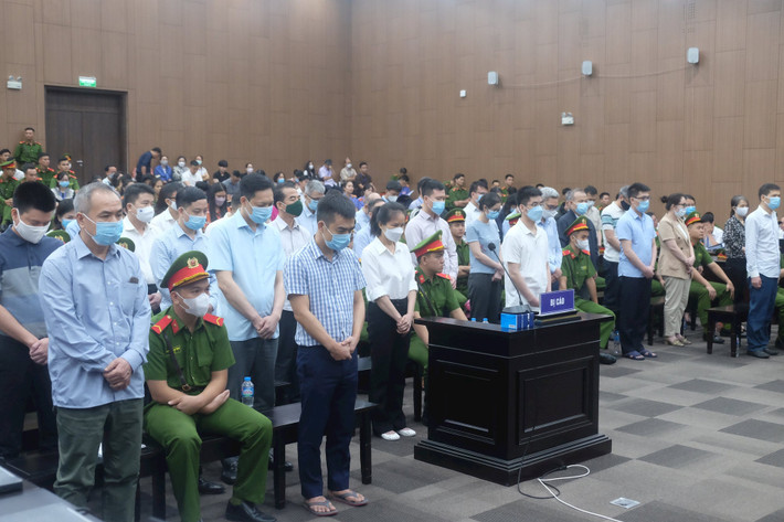 Kê biên loạt tài sản trong vụ “chuyến bay giải cứu”: Tại phiên xét xử sơ thẩm 54 bị cáo vụ chuyến bay giải cứu, VKSND TP. Hà Nội công bố tổng số tiền các bị cáo đã khắc phục lên tới hơn 120 tỷ đồng và đề nghị tiếp tục kê biên, phong toả loạt bất động sản, vàng, sổ tiết kiệm. Cụ thể, đối với bị cáo Phạm Trung Kiên - cựu Thư ký Thứ trưởng Bộ Y tế; tiếp tục kê, tạm dừng giao dịch một căn hộ và một thửa đất; Nguyễn Thị Hương Lan - cựu Cục trưởng Cục Lãnh sự bị tiếp tục kê biên phong tỏa tài khoản, tài sản gồm: hơn 255 triệu tại các ngân hàng; 9 mã cổ phiếu, trái phiếu và 2 căn hộ chung cư cùng xe ôtô; Tô Anh Dũng - cựu Thứ trưởng Bộ Ngoại giao bị đề nghị tiếp tục phong tỏa, tạm dừng giao dịch giấy chứng nhận quyền sử dụng đất...; Đỗ Hoàng Tùng - cựu Cục phó Cục Lãnh sự bị đề nghị tiếp tục tạm giữ 5 sổ tiết kiệm, GCNQSD đất, hàng chục tỷ đồng tại các sổ tiết kiệm, tạm dừng mua bán chuyển nhượng 2 căn hộ;