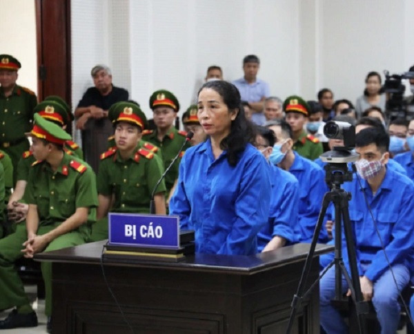 Tài sản gây choáng váng của cựu Giám đốc Sở GD&ĐT Quảng Ninh: Ngày 17/10, HĐXX TAND tỉnh Quảng Ninh tuyên phạt bị cáo Vũ Liên Oanh, cựu Giám đốc Sở GD&ĐT tỉnh Quảng Ninh tổng cộng 15 năm tù về tội "vi phạm quy định về đấu thầu gây hậu quả nghiêm trọng" và “nhận hối lộ” trong vụ án tại Sở GD&ĐT tỉnh Quảng Ninh – NSJ. Trước đó, cơ quan công an kê biên khối tài sản của bà Oanh gồm 8 bất động sản có giá trị lớn và một xe ô tô. Cụ thể, kê biên lô đất 347m2 phường Xuân Sơn (thị xã Đông Triều, Quảng Ninh); 2 lô đất mỗi lô 90m2 tại Khu đô thị mới Cao Xanh – Hà Khánh; 2 lô đất mỗi lô hơn 60m2 tại phường Hồng Hải, TP Hạ Long); 2 lô đất mỗi lô diện tích 216m2 tại Khu dân cư Đồi T5 (phường Hồng Hà, TP Hạ Long); 1 lô đất hơn 113m2 tại tổ 5 khu 8 phường Hồng Hải.
