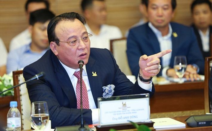 Kê biên, phong tỏa hơn 4000 tỷ đồng vụ Tân Hoàng Minh: Trong vụ án Tân Hoàng Minh, cơ quan điều tra đã kê biên, phong tỏa số tài sản khoảng 4.000 tỷ đồng. Đáng chú ý, thông tin trong cáo trạng về vụ án, cơ quan chức năng thu hồi được 3 tài khoản chứng khoán của ông Đỗ Anh Dũng, Chủ tịch Tập đoàn Tân Hoàng Minh. Trong tài khoản bị phong tỏa, ông Dũng có hơn 6 tỷ đồng trong tài khoản tại CTCP Chứng khoán Sài Gòn – Hà Nội, hơn 7 triệu đồng trong tài khoản 8 tại CTCP Chứng khoán An Bình và một số tài khoản chứng khoán khác với số dư vỏn vẹn từ vài trăm đồng đến vài chục nghìn đồng; con trai ông Dũng là Đỗ Hoàng Việt chỉ có chưa đến 700.000 đồng trong tất cả các tài khoản chứng khoán. Đáng chú ý, không ghi nhận ông Dũng và người trong gia đình có tài sản gì như nhà đất, tiền mặt…