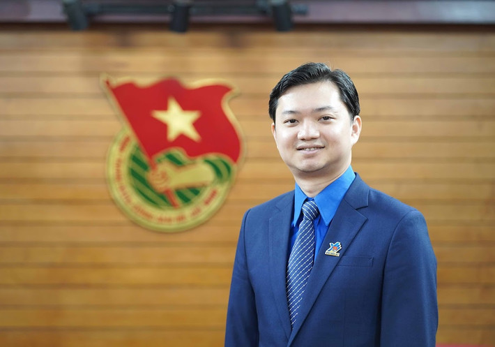 Anh Triết cũng từng trải qua vị trí Phó giám đốc, Giám đốc Trung tâm hỗ trợ và Phát triển sinh viên Việt Nam; Phó trưởng ban, Trưởng ban Thanh niên trường học Trung ương Đoàn; Ủy viên ban chấp hành Trung ương Đoàn, Ủy viên Ủy ban Hội Liên hiệp Thanh Niên Việt Nam.