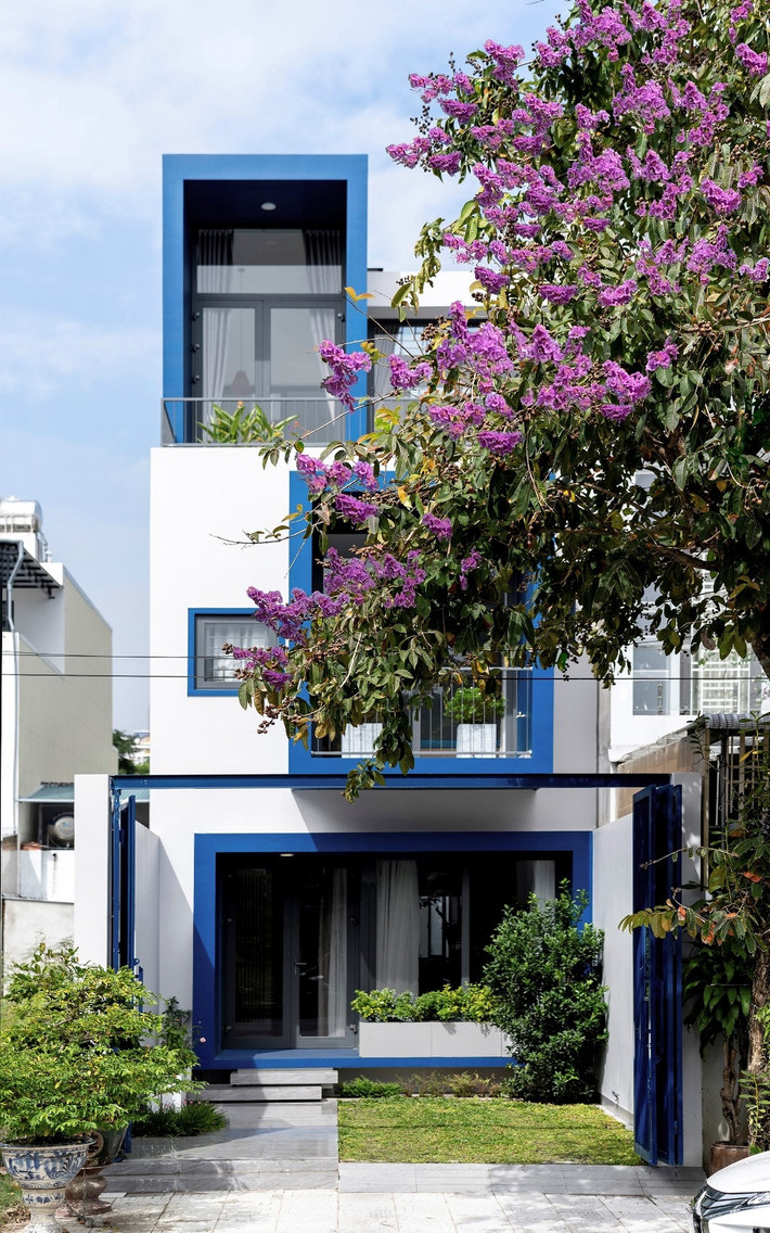 Kiến trúc sư cho biết, với yêu cầu của gia chủ về một phương án kiến trúc hiện đại đáp ứng được các tiêu chuẩn sống tiện nghi, rộng rãi và gần gũi với thiên nhiên, đội ngũ đã thiết kế sử dụng những cấu trúc đặc biệt dạng “khung rỗng” giúp nối kết các không gian bên trong với cảnh quan môi trường bên ngoài. Nhìn từ bên ngoài, ngôi nhà lùi về phía sau nhường chỗ cho một khoảng sân vườn lớn phía trước.