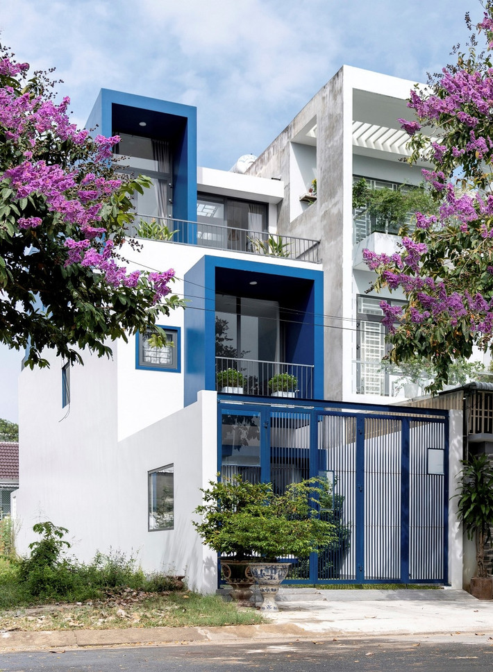 Một ngôi nhà phố 3 tầng ở TP Quảng Ngãi đã được các kiến trúc sư của ROOM+ Design & Build thiết kế cho một gia đình trẻ với cấu trúc đặc biệt dạng “khung rỗng”. Căn nhà được xây trên mảnh đất rộng 130 m2, tổng diện tích sàn 275 m2.