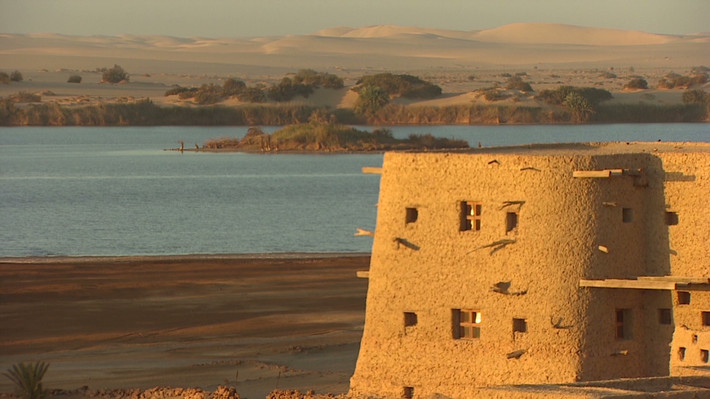 Nhiều bộ tộc sinh sống ở trong lòng sa mạc Sahara dù thường xuyên đối mặt với những đợt gió mạnh, bão cát, thậm chí là "bụi quỷ". Họ thường sống gần các giếng dầu hoặc con đường giao thương huyết mạch.