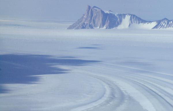 Sa mạc Nam Cực rộng khoảng 14,2 triệu km2. Một số khu vực ở Nam Cực như thung lũng khô McMurdo được cho là không nhận được giọt mưa nào trong khoảng 114 triệu năm.