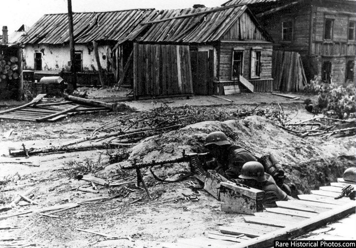 Lính Đức sử dụng súng máy MG 34 tại chiến trường Stalingrad vào tháng 10/1942.