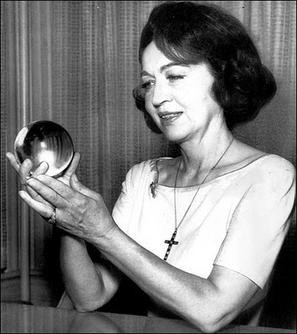 Jeane Dixon là nhà chiêm tinh học nổi tiếng sống vào những năm 1960. Bà còn là người phụ trách một chuyên mục trên báo, cố vấn cho đệ nhất phu nhân Nacy Reagan trong suốt thời kỳ đương nhiệm của Tổng thống Mỹ Ronal Reagan.