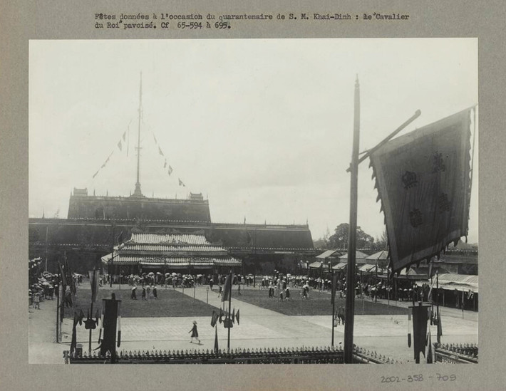 Vào tháng 9/1924, sau chuyến công du sang Pháp dự hội chợ thuộc địa Marseille, lễ mừng thọ 40 tuổi (lễ Tứ tuần đại khánh) của Vua Khải Định được tổ chức long trọng tại điện Thái Hòa.