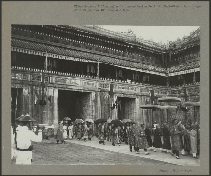 Sau quá trình chuẩn bị công phu và chu đáo, lễ Tứ tuần đại khánh của Vua Khải Ðịnh diễn ra trang nghiêm và long trọng tại điện Thái Hòa, Huế.