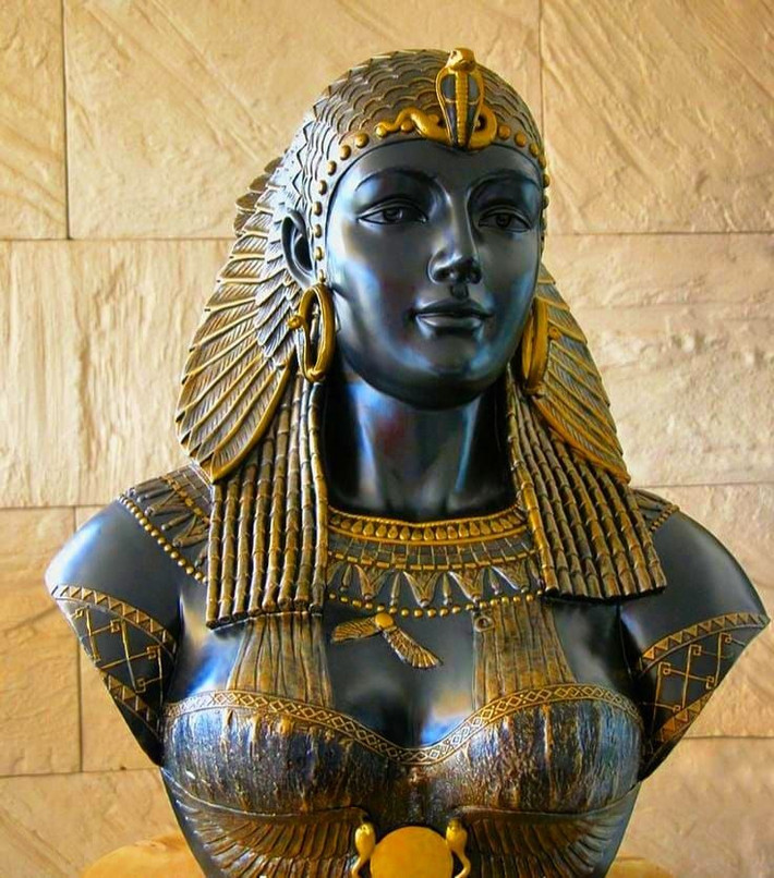 Mộ của Nữ hoàng Ai Cập Cleopatra VII nằm ở đâu là một bí ẩn khó giải. Theo các sử liệu, bà hoàng này được chôn cất cùng người tình Mark Antony trong một lăng mộ sau khi qua đời vào năm 30 trước Công nguyên.