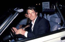 Nam diễn viên Christopher Reeve đóng vai siêu nhân trong 4 bộ phim suốt những năm 1978 - 1987 và mang lại danh tiếng lớn. Đến năm 1995, Christopher bị liệt từ cổ trở xuống sau một cú ngã ngựa. 9 năm sau, ông qua đời sau một cơn nhồi máu cơ tim, hưởng thọ 52 tuổi.