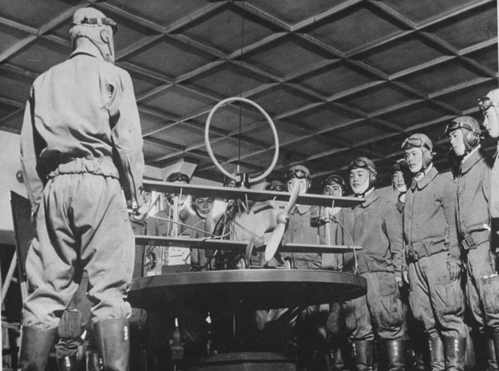 Ông Kazuo gia nhập lực lượng vũ trang Nhật Bản vào năm 1943. Ông cho hay các phi công kamikaze được tôn vinh như hoa anh đào - loài hoa có vẻ đẹp tuyệt mĩ nhưng đồng thời chỉ khoe sắc trong thời gian ngắn ngủi rồi lụi tàn.