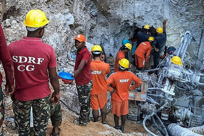 Hoạt động giải cứu cậu bé Rahul gặp nhiều khó khăn do thời tiết xấu, địa hình nhiều đá và xuất hiện những con vật có độc như rắn và bọ cạp. Để cứu cậu bé, nhân viên cứu hộ đã đào một hố sâu 21m song song với giếng. Sau đó, họ thiết lập đường hầm khác dài 4m, nối hố với giếng để đưa cậu bé ra ngoài.