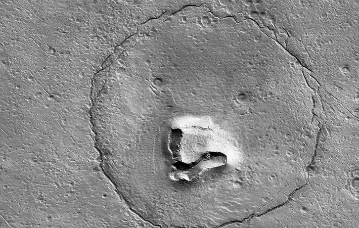 Tàu MRO của Cơ quan Hàng không và vũ trụ Mỹ (NASA) mới công bố một số bức ảnh chụp bề mặt sao Hỏa vào ngày 12/12/2022. Trong số này, nhiều người chú ý đến một bức ảnh chụp ảnh những tảng đá trên bề mặt hành tinh đỏ trông giống khuôn mặt của một con gấu teddy.