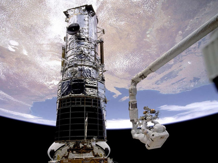 Cơ quan Vũ trụ châu Âu (ESA) và Cơ quan Hàng không và Vũ trụ Mỹ (NASA) của Mỹ cùng vận hành kính viễn vọng Hubble.