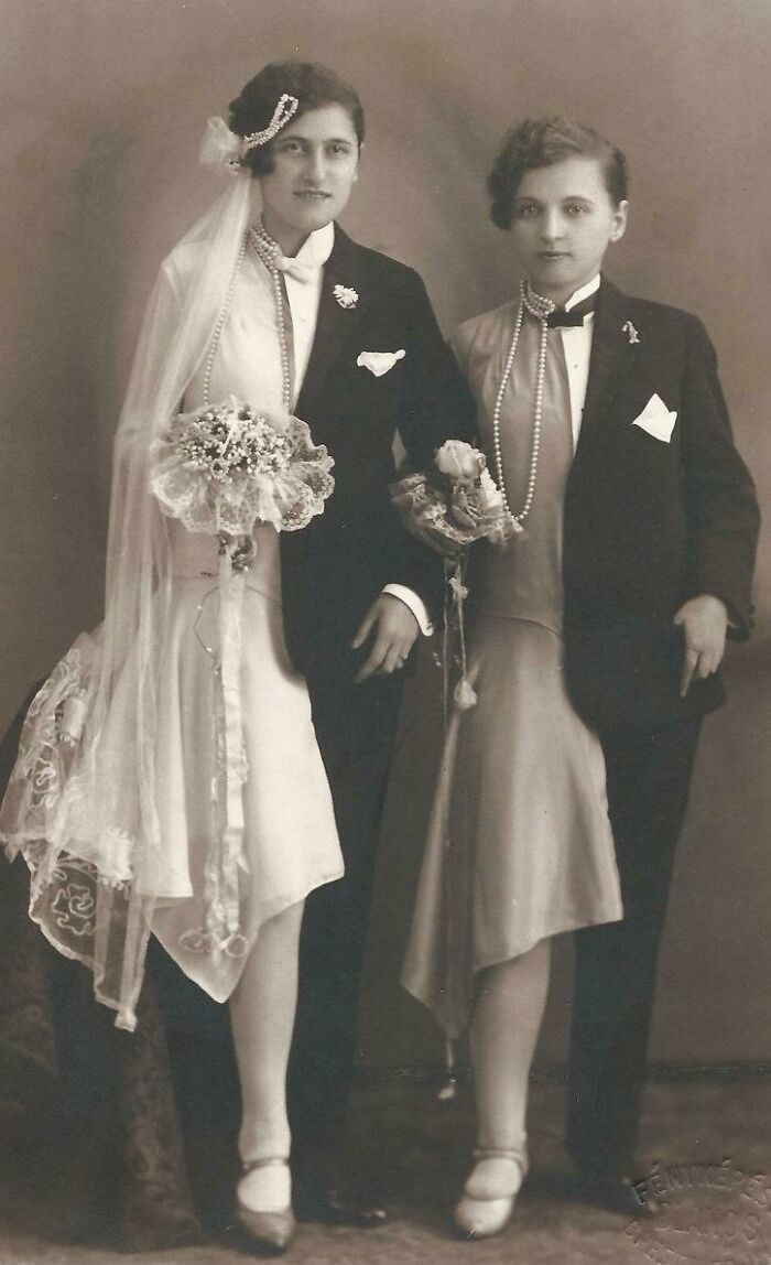 Cặp đôi đồng tính nữ chụp ảnh cưới tại Budapest, Hungary năm 1920.