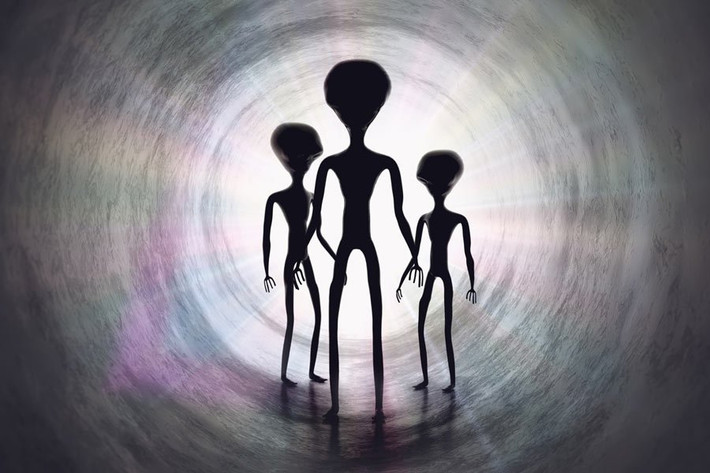 Sau khi UFO bị bắn hạ, 5 sinh vật kỳ lạ được cho là người ngoài hành tinh đã rời khỏi phi thuyền. Sau đó, họ đã hợp thành một quả cầu ánh sáng chói lòa rồi nổ tung.